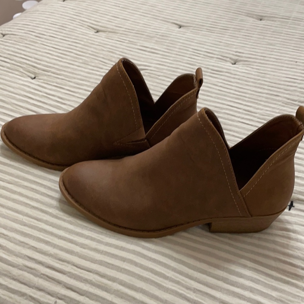 Like new universal thread brand booties